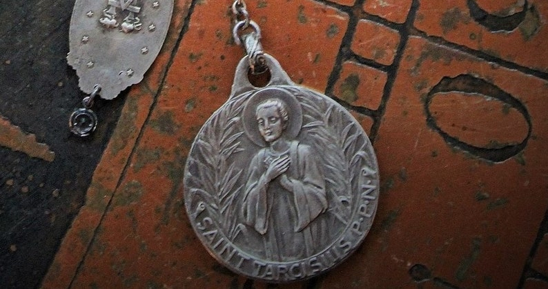 Antique Paste Sterling Chain Necklace w/Rare Antique Queen of the Clergy-St. Tarticisius Medal,Rare Antique Rose Mary+ Rare Cross Heart