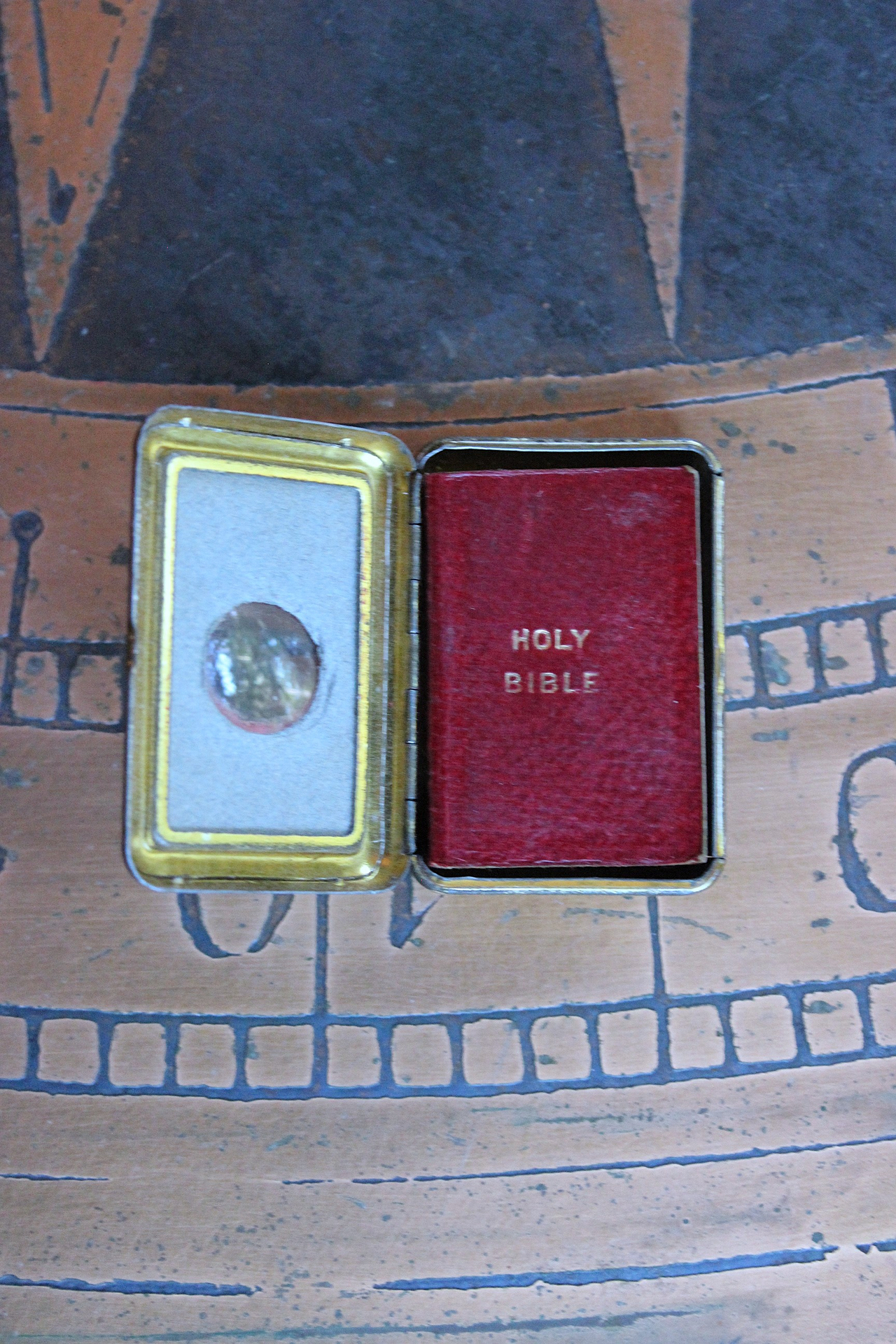 NEW! Antique Faceted Cut Steel Bead Blessing Bag Necklace with RARE Antique 1901 Bryce & Son Miniature Old & New Testament Bible w/Magnifying Case
